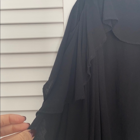 Black tank with ruffle details - Picture 3 of 5